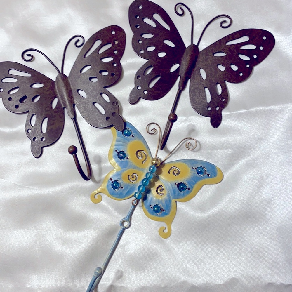 Metal butterfly hooks
